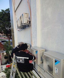 Teknisi sedang melakukan pengecekan unit outdoor